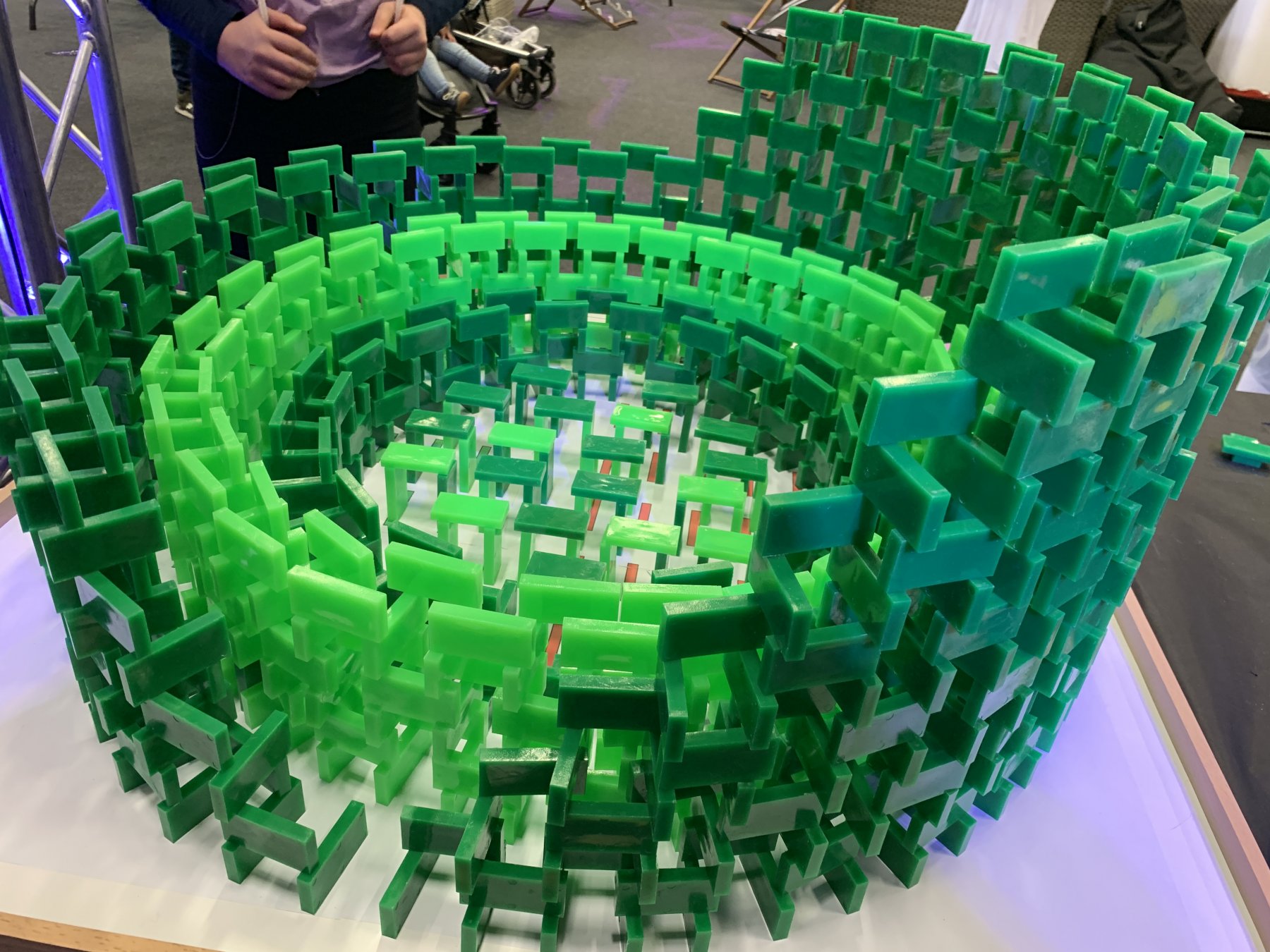 Detailansicht präzise platzierter Dominosteine in einer geschwungenen Formation